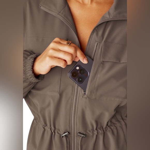 NWOT Beyond Yoga Women's City Chic Jacket with Pockets In Dune Taupe (21.5PTP) - Picture 3 of 6
